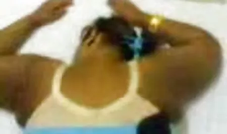 Ragazza cretini Vagina Giocattoli, seduto su una panchina amatoriale porn video nel Parco