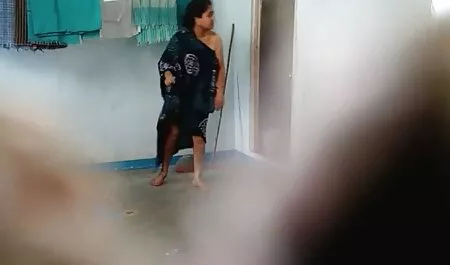 Куколд: cornuto guarda come il Negro infila un grosso film xxx amatoriali cazzo nella figa di sua moglie