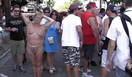 Fan ha invaso la video sex amatorial stanza dell'atleta ed è stato punito per questo