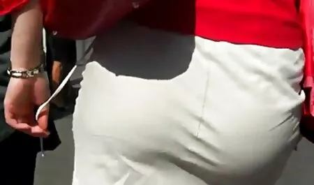 Cagna con gli occhiali e un cappello di Natale gode video pirno amatoriali di penetrazione profonda