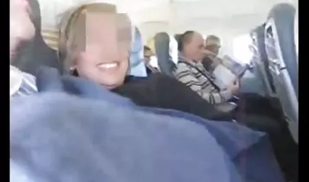 Due donne grasse seduti a cavalcioni e profumare Asiatico in amatoriale video porn miniatura