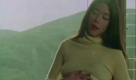 La video porno gratuiti amatoriali matrigna vide il figliastro дрочаеего e decise di aiutarlo