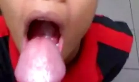 In un abito bordeaux bionda si video porno gratuiti amatoriali dissolve con un enorme membro nero