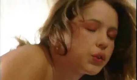 Il ragazzo xxxx amatoriale gode l'impotenza della sua ragazza addormentata