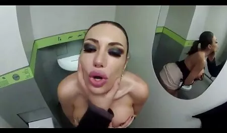 Il ragazzo si masturba delicatamente la sua xxxx amatoriale figa preferita