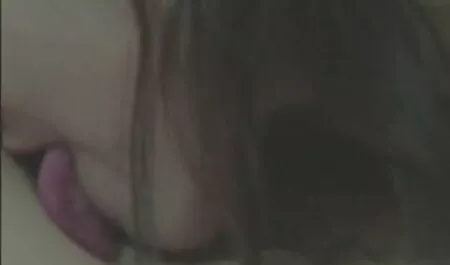 Caldo sesso con il bellezza Lana Rhoades su casalinghe amatoriali xxx il divano