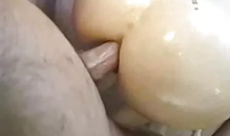 Ragazza in rosso swimsuit Sost member il uomo porno amatoriali tube con il macchina fotografica fino a lui pours lei micio