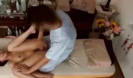 Una cameriera video amatoriali italiani sex si risveglia al suo Signore миинетом