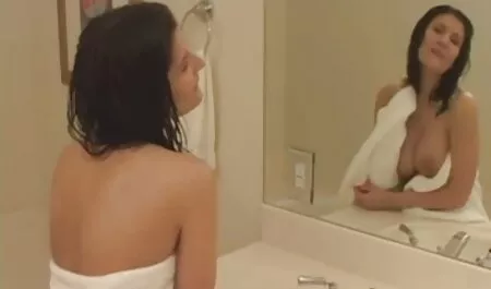 La cameriera si intrufolò al padrone di casa in camera da letto per succhiare sex porn amatoriale il cazzo